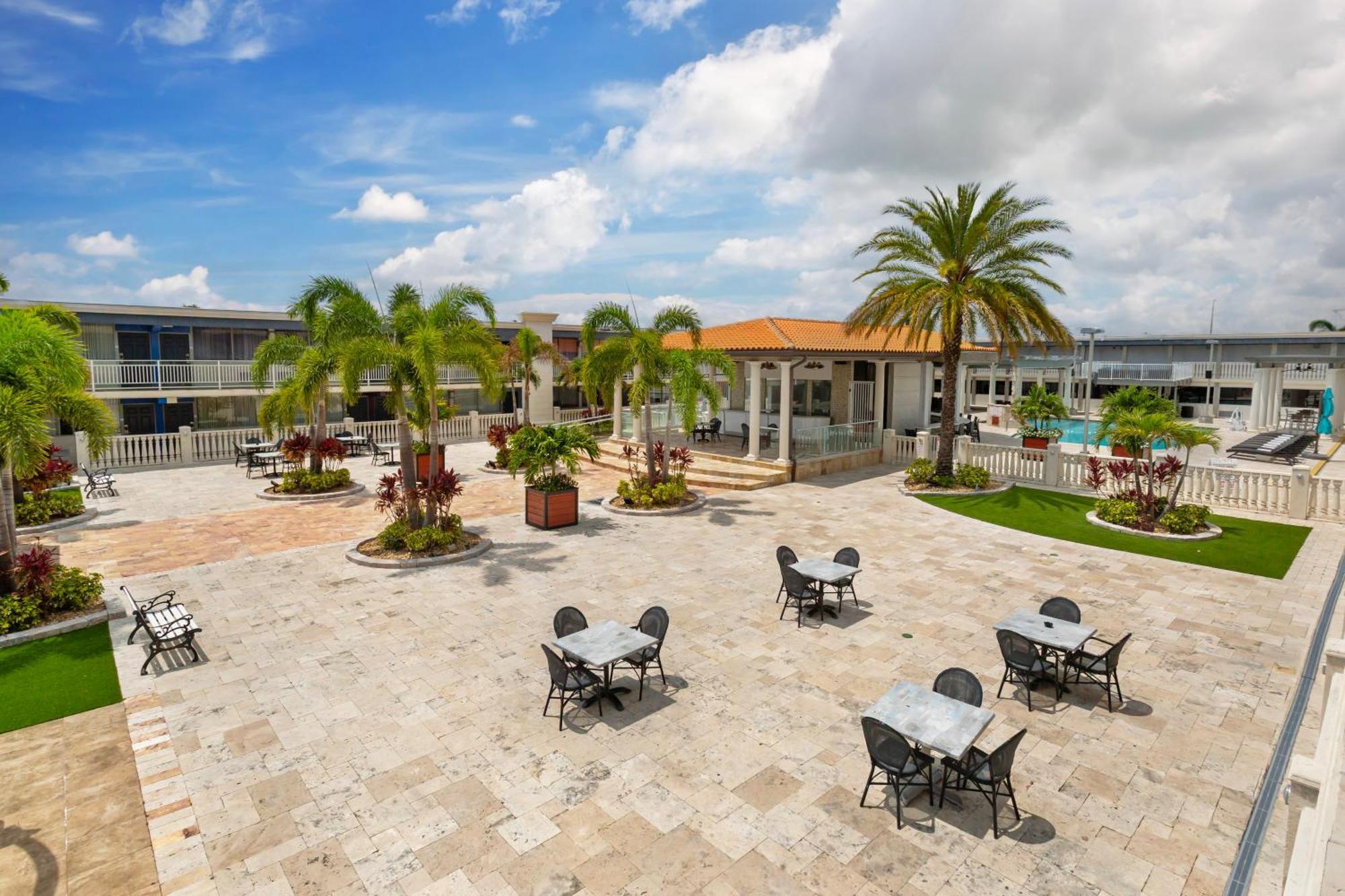 Quality Inn And Conference Center Tampa-Brandon Heartland Exterior foto